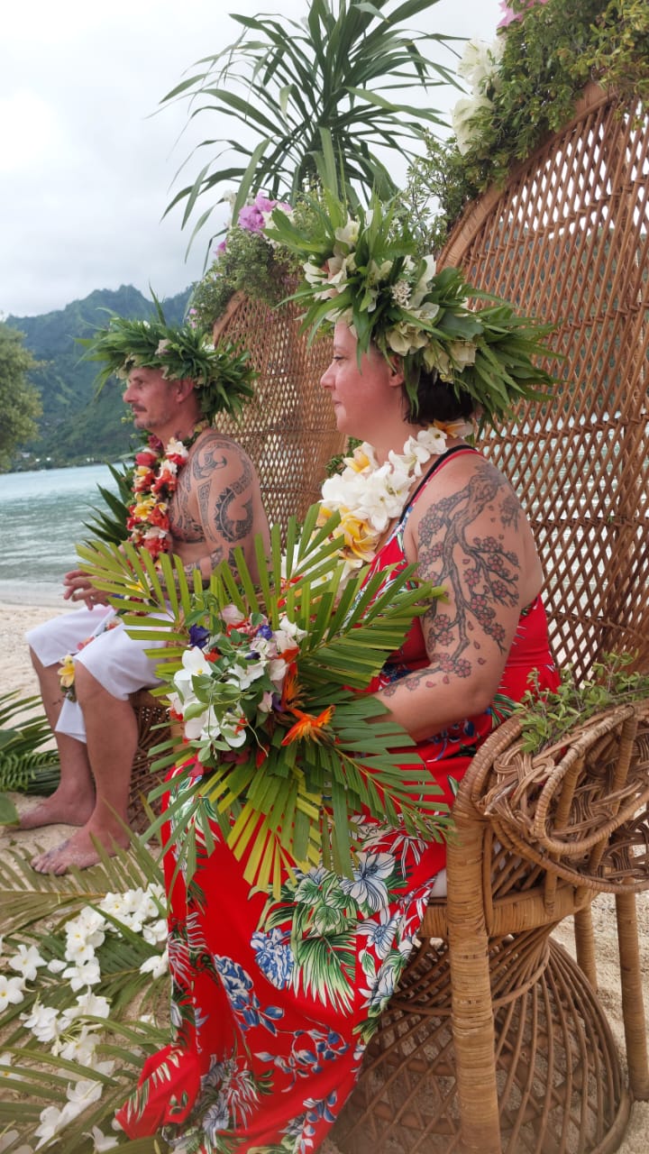 Mariés sur le trône de rotin